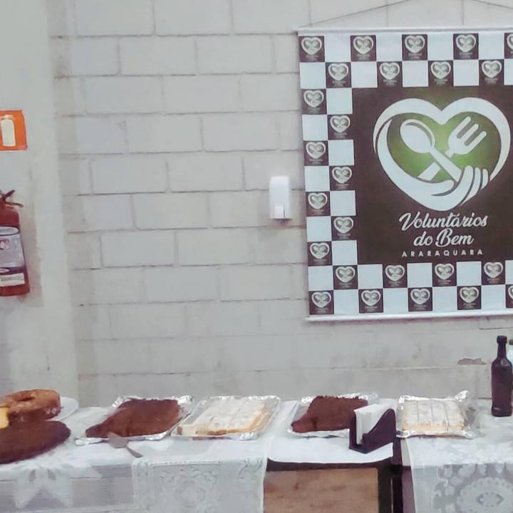 Foto 6 de 14 — Voluntários do Bem fazem café da manhã para coletores de lixo
